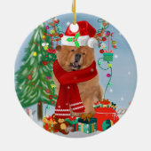 Chow Chow Dog in sneeuw met kerstcadeautjes Keramisch Ornament (Achterkant)