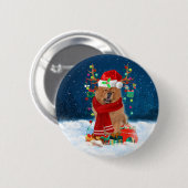 Chow Chow Dog in sneeuw met kerstcadeautjes Ronde Button 5,7 Cm (Voorkant /achterkant)
