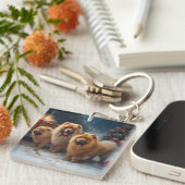 Chow Chow Snowy Sleigh Kerst Decor Sleutelhanger (Voorkant Rechts)