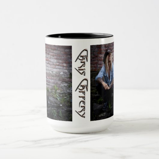 Chris Caffery assis par Brick Wall Mug (Centre)