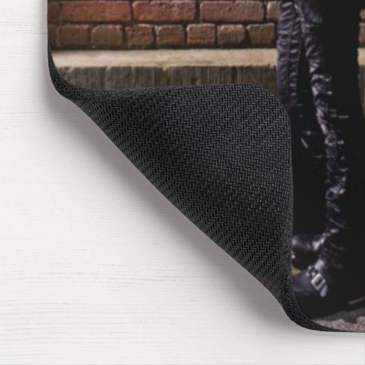 Chris Caffery Standing by Brick Wall Muismat (Hoek)