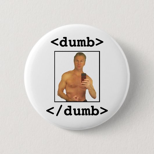 Chris Lee: Dumb Ronde Button 5,7 Cm (Voorkant)