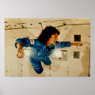 Christa McAuliffe in gewichtloze training Poster