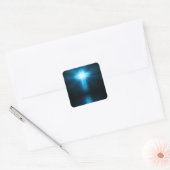 Christelijk kruisje in blauw licht vierkante sticker (Envelop)
