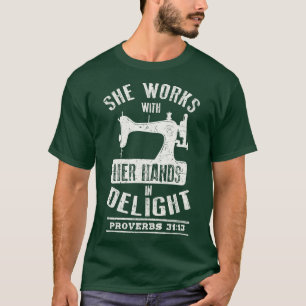 Christelijke naaiafdrukken die ze met haar handen  t-shirt