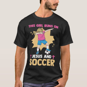 Christelijke voetballer dit meisje loopt op Jezus T-shirt