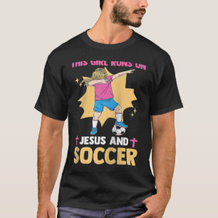 Christelijke voetballer dit meisje loopt op Jezus  T-shirt