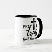 Christian Mug Pray Wait Trust ... Dieu a un plan. (Devant droit)