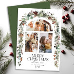 Christmas 3 Photo Collage Arch Wreath Carte de vac<br><div class="desc">Christmas 3 Photo Collage Arch Wreath Carte de vacances. Belle carte de Noël avec une arche avec 3 photos jumelées avec des baies rouges aquarelles peintes à la main,  verdure d'hiver et couronne d'arche de pins. Touche rustique naturelle pour vos cartes de Noël.</div>