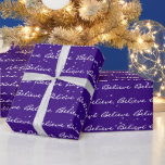 Christmas Believe Texte et Snowflakes Wrapping Pap<br><div class="desc">Croyez le texte avec des flocons de neige sur arrière - plan violet. Le texte peut être modifié. La couleur Arrière - plan peut être modifiée.</div>