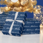 Christmas Believe Texte et Snowflakes Wrapping Pap<br><div class="desc">Croyez le texte avec des flocons de neige sur arrière - plan bleu marine. Le texte peut être modifié. La couleur Arrière - plan peut être modifiée.</div>