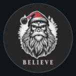 Christmas Bigfoot - Croire en Bigfoot porter San<br><div class="desc">Christmas Bigfoot - Croyez en Bigfoot portant le chapeau du Père Noël</div>