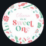 Christmas Candy Sweet Un premier anniversaire<br><div class="desc">Doux ! Bonbons de Noël Un autocollant de fête de premier anniversaire avec des sucres de canne,  des haricots de gelée et d'autres bonbons.</div>