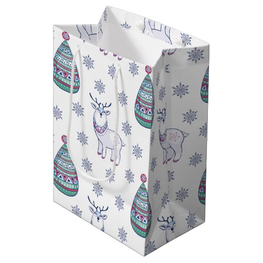 Christmas Gift Bag with Deer and Fir Trees Medium Cadeauzakje (Voorkant Gekanteld)