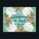 Christmas Love Beach Wreath Sea Green Carte postal<br><div class="desc">Carte postale de Noël personnalisée avec étoiles de mer et dollars de sable. Abordable et joli, envoyez des salutations de vacances d'un climat chaud. Couleur vert verre de mer avec message "Noël c'est l'amour" au centre, qui peut être changé. Les feuilles verts saints aux baies rouges sont cachés à l'intérieur...</div>