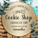 Christmas Père Noël Cookie Shop Personnalisé Nom d<br><div class="desc">Père Noël North pole cookie shop avec nom d'enfant personnalisé. Des autocollants amusants à ajouter aux cadeaux pour enfants! Sana a fait cuire ce cookie uniquement pour le nom d'enfant ou de famille personnalisé. Un complément amusant aux cadeaux de biscuits de vacances.</div>
