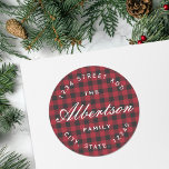 Christmas Red Buffalo Check Family Return Adresse<br><div class="desc">Étiquettes/autocollants d'adresses circulaires personnalisées avec typographie de style vintage classique sur plaid de buffle rouge de Noël. Parfait pour décorer des enveloppes de vacances,  do-it-yourself cadeaux,  et plus !</div>
