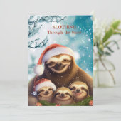 Christmas Sloth with Sloth Babies in Snow Feestdagenkaart (Staand voorkant)