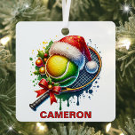 Christmas Tennis Ball & Raquette Nom personnalisé<br><div class="desc">Serve Up Holiday Cheval avec un Ornement de Tennis Personnalisé! Les amateurs de tennis apprécieront leur décoration de vacances avec ce festin et amusant ornement de Noël ! Doté d'une raquette de tennis ornée d'un gros arc rouge, d'un ballon de tennis surmonté d'un chapeau de Père Noël, d'ornements et de...</div>