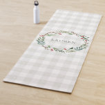 Christmas Winter Berries Wreath Nom personnalisé<br><div class="desc">Tapis de yoga festif conçu sur mesure pour les vacances avec motif de fleurs d'aquarelle de Noël sur motif de chevalier de ferme moderne rustique.</div>