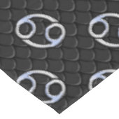 Chrome als kankerdiersymbool op slangenhuid tafelkleed (Gekanteld)