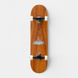 Chrome als Vissende boat op het houtsdek van Teak Skateboard