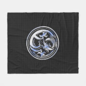 Chrome Dragon Crest in Carbon Fiber Print Fleece Deken (Voorkant (Horizontaal))
