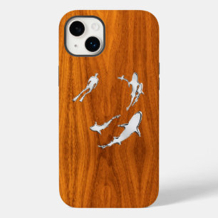 Chrome Duiker met Haaien op Teak Hout Case-Mate iPhone 14 Plus Hoesje