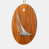 Chrome Regatta Sailboot op Teak Veneer Styles Keramisch Ornament (Links)