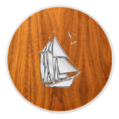 Chrome Sailboot op Teak Wood Grain Print Keramische Knop (Voorkant)