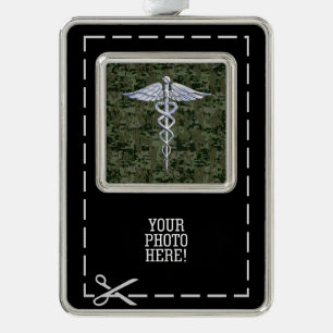Chrome Style Caduceus Symbool op Green Camouflage Verzilverd Kader Ornament