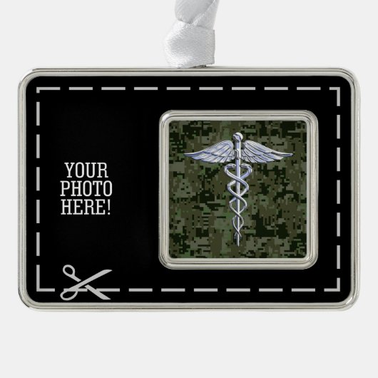 Chrome Style Caduceus Symbool op Green Camouflage Verzilverd Kader Ornament (Voorkant)