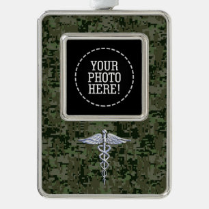 Chrome Style Caduceus Symbool op Green Camouflage Verzilverd Kader Ornament