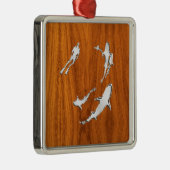 Chrome Style Diver met haaien op Teak Veneer Metalen Ornament (Rechts)