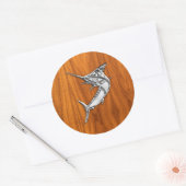 Chrome Style Marlin op Teak Wood Decor Ronde Sticker (Envelop)