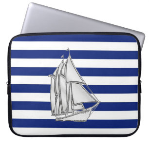 Chrome Style Sailboot op Nautical Stripes Laptop Sleeve