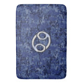 Chroom zoals het Teken van Kanker op Blauwe Badmat (Voorkant Verticaal)