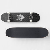 Chroomachtige piraat op zwarte koolstofvezel skateboard (Horizontaal)