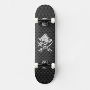 Chroomachtige piraat op zwarte koolstofvezel skateboard