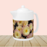 Chrysanthèmes roses petits Floral<br><div class="desc">Théière en céramique blanche avec couvercle qui présente une photo de petites fleurs de maman roses aux centres jaunes,  aussi connu sous le nom de Chrysanthemums. Un joli design floral !</div>