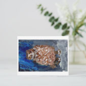 Chubby hibou avec carte postale arrière - plan ble (Debout devant)