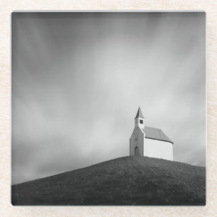 Chuch op een heuvel zwart-wit glazen onderzetter