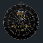 Cible De Fléchettes 40e anniversaire Accueil personnalisé Bières Black<br><div class="desc">Il s'agit d'un design cool et moderne, personnalisé à l'âge de 40 ans. Il s'agit d'un design simple et minimal, dans la typographie classique noir et or. Parfait pour un cool et amusant, cadeau de 40e anniversaire, souvenir ou accessoire de fête. Il a "Cheers and Beers to 40 Years" et...</div>