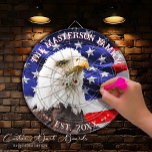 Cible De Fléchettes American Flag and Bald Eagle Family Party<br><div class="desc">Illuminez vos réunions de famille avec cette Cible de flechettes du Flag américain et de la Fête de la Famille des Aigles chauves, organisée avec affection par Mylini Design. Ce produit unique vous emmène à la maison avec l'essence pittoresque de l'oiseau national en harmonie avec le drapeau américain. Sa riche...</div>
