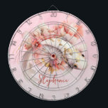 Cible De Fléchettes Aquarelle rose or Koi poisson floral personnalisé<br><div class="desc">Ce magnifique tableau de fléchettes propose du koi aquarelle sur un arrière - plan à l'ombre rose et personnalisé avec votre nom.</div>