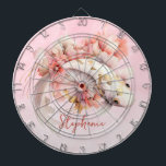 Cible De Fléchettes Aquarelle rose or Koi poisson floral personnalisé<br><div class="desc">Ce magnifique tableau de fléchettes propose du koi aquarelle sur un arrière - plan à l'ombre rose et personnalisé avec votre nom.</div>