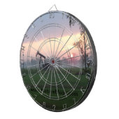 Cible de flechettes avec un coucher du soleil du (Devant droit)