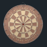 Cible De Fléchettes Brown moderne Beige personnalisé Nom de famille et<br><div class="desc">Un design classique en damier avec alternance triangles marron et beige (marron clair). Il utilise une teinte moderne marron. Au-dessus et au-dessous,  il y a le nom et un message sous forme de texte voûté,  en casquette.</div>