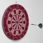 Cible De Fléchettes Burgundy Rose Personnalisé Nom de famille et messa<br><div class="desc">Un design classique en dartboard avec alternance de triangles rose (roses) bordeaux et poussiéreux. Au-dessus et au-dessous,  il y a le nom et un message sous forme de texte voûté,  en casquette.</div>