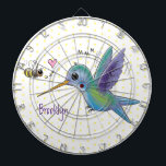 Cible De Fléchettes Caricature de colibri d'abeille mignonne<br><div class="desc">Ce joli design présente un colibri vert et violet heureux avec un ami d'abeilles. Le tout dans un joyeux style d'illustration de dessin animé !</div>